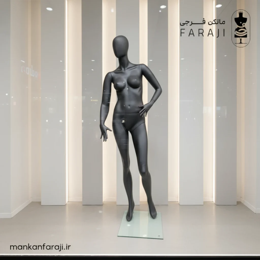 مانکن ایستاده کج و دست به کمر